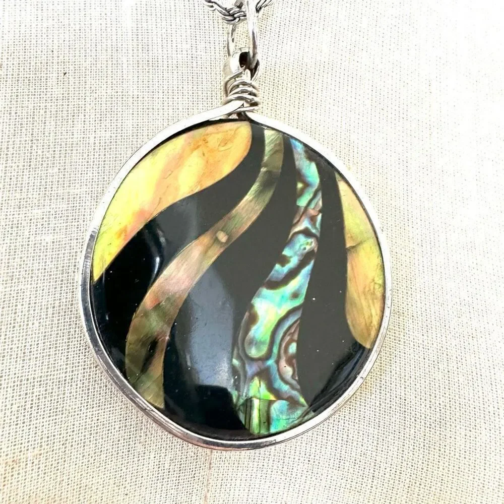 Round abalone pendant necklace